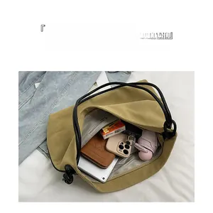 Vue de dessus du grand sac cabas en toile kaki montrant l'intérieur spacieux bien rangé