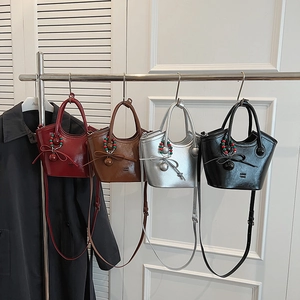 Mini sacs seaux en bordeaux, marron, argent et noir avec pendentifs nœuds