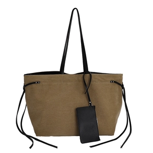 Borsa tote in tela minimalista con manici in pelle nera e mini pochette coordinata