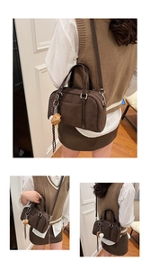 Gros plan du sac Boston vintage marron mat avec pendentif gant de baseball