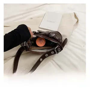 Vue détaillée du sac sous le bras marron vintage montrant l'intérieur spacieux et œillets