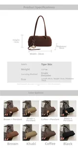 Detailansicht der Wildleder-Achseltasche Abmessungen und Farben mit Baseball-Anhänger