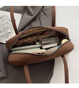 Geräumiger Innenraum der braunen Retro-Schultertasche mit praktischen Aufteilungen