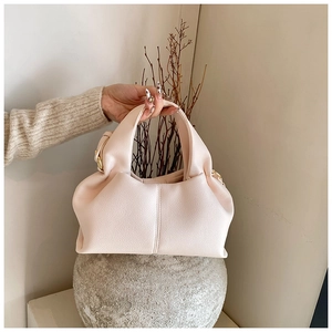 Vue détaillée de la texture du cuir PU beige et des plis souples de ce sac nuage