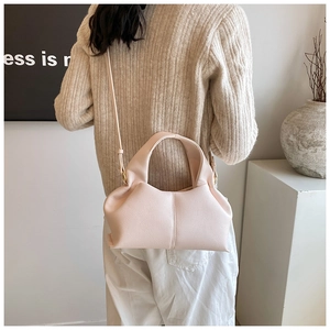 Borsa a mano rosa chiaro a nuvola con tracolla lunga indossata dalla modella sul retro