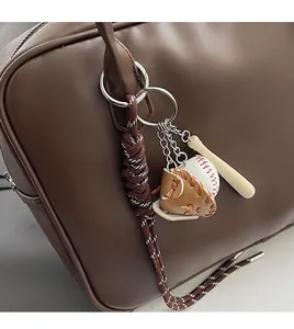 Gros plan détaillé d'un bijou de sac en cuir PU sur le thème du baseball chic