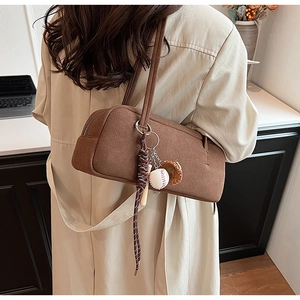 Braune Wildleder-Schultertasche mit originellem Baseball-Anhänger und feinem Riemen