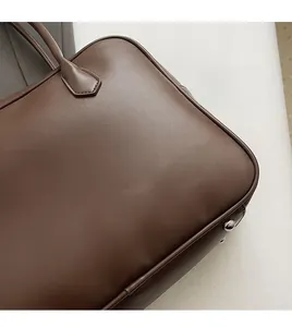 Détail de la surface en cuir PU marron avec des coutures fines et des rivets métalliques