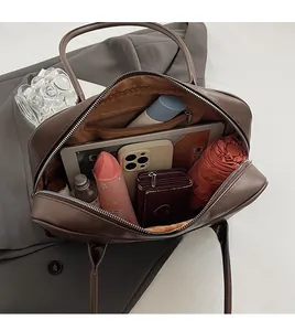 Vue intérieure du sac à main en similicuir marron montrant sa grande capacité et poche
