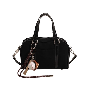 Borsa bowling nera retrò in tela e pelle verniciata con ciondoli a tema baseball