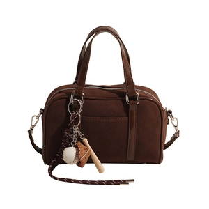 Sac bowling rétro en daim marron avec garniture en cuir et breloque de baseball