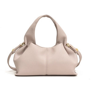 Borsa a nuvola minimalista in pelle beige con design a pieghe e dettagli dorati