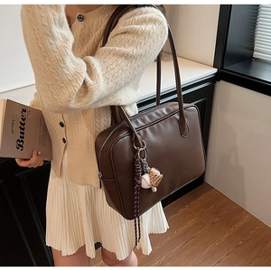 Détail du sac cabas en PU marron avec pendentif gant de baseball créatif et fermeture éclair