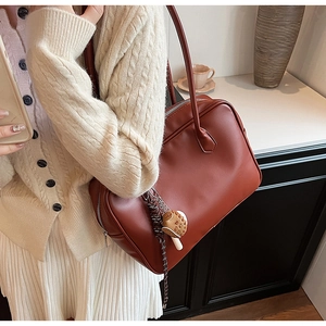 Sac fourre-tout en cuir PU brun rouge avec un pendentif champignon tricoté sur le zip