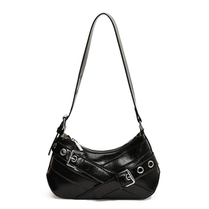 Sac hobo noir brillant avec sangles à boucles argentées et détails d'œillets