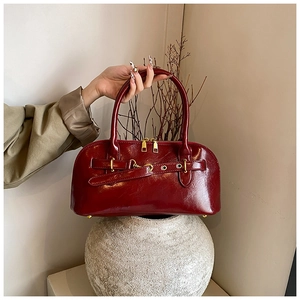 Burgunderrote PU-Leder Handtasche Detail mit goldenem Reißverschluss und schickem Gürtel.