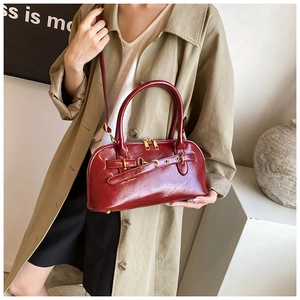 Detailansicht der stilvollen roten Damen Umhängetasche, elegantes und klassisches Accessoire.