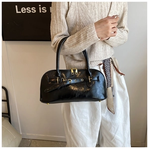 Elegante schwarze Handtasche Damen Lackleder Optik Vintage Henkeltasche mit Metallschnalle