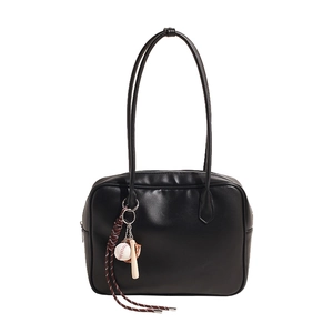 Sac à bandoulière minimaliste en cuir noir avec un charm de baseball sportif décoratif