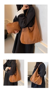 Dettaglio della borsa tote marrone in finta pelle scamosciata con pochette coordinata