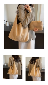 Dettaglio di borsa tote in pelle scamosciata color cammello con ampia tracolla e set