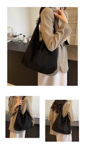 Dettagli di una grande borsa tote vintage nera in tela con design minimalista morbido