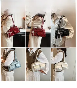 Détails de sacs à bandoulière avec deux poches à rabat et pendentifs en perles de quatre tons