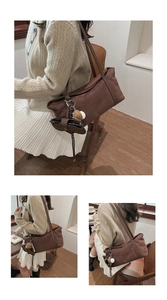 Macro-opname van donkerbruine suède hobo tas met vintage hanger en strikdetail