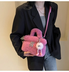 Détails du sac seau en peluche rose avec pendentif peluche et double fermeture éclair