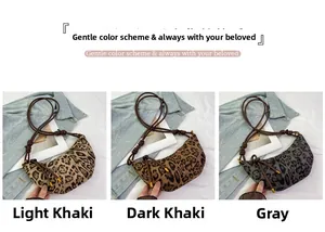 Dettaglio delle borse a mezzaluna leopardate nei colori kaki chiaro, kaki scuro e grigio