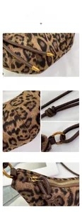Dettaglio della trama leopardata e della cerniera in metallo dorato della borsa donna