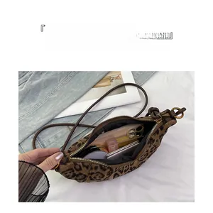 Dettaglio interno della borsa scamosciata leopardata con ampia capacità di stoccaggio