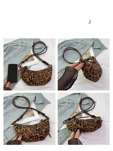 Vista da quattro angolazioni di una borsa a mezzaluna leopardata vintage con tracolla marrone