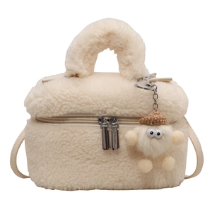 Sac seau minimaliste en peluche crème avec texture douce et charmant pendentif