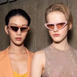 Lunettes de soleil triangulaires épaisses en rose et pêche pour un style de rue chic