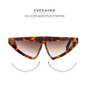 Gros plan de lunettes de soleil triangulaires écaillées avec verres dégradés
