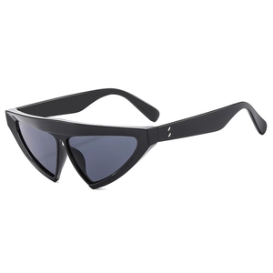 Lunettes de soleil triangulaires noires futuristes avec larges branches et rivets argentés