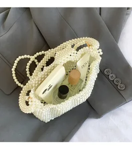 Détails macro du sac à main en perles blanches montrant l'intérieur et le perlage soigné
