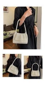 Détails de sac à main en perles blanches tressées montrant la texture et la poignée