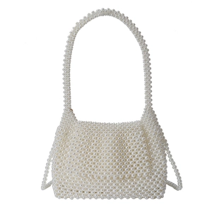Sac à main élégant en perles blanches tressées avec bandoulière perlée sophistiquée