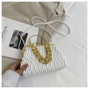 Detail van witte geplooide schelptas met gouden ketting en metalen kliksluiting luxe