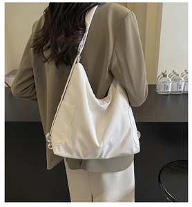 Lifestyle-foto van een minimalistische witte grote tote bag met zilveren metalen gespen