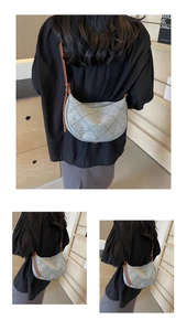 Dettaglio borsa hobo in denim azzurro con trapuntatura a rombi e borchie argento