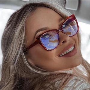 Gros plan d'une femme portant des lunettes œil de chat rouge vin avec filtre anti-lumière bleue