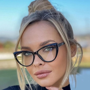 Nahaufnahme der schwarzen Cat-Eye Brille mit Federscharnieren an einem Model im Freien