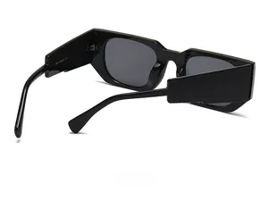 Vue détaillée de lunettes de soleil carrées noires avec codes de spécification sur la branche