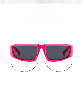 Détail des lunettes de soleil cyclisme Y2K rose fluo avec monture large et verres foncés