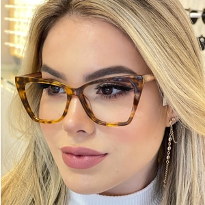 Stylish cat-eye blue light blocking glasses with tortoiseshell pattern for women