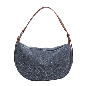 Borsa sottobraccio in denim blu con strass scintillanti e tracolla in pelle marrone