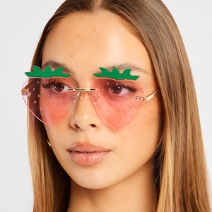 Lunettes de soleil fraises sans monture créatives avec verres roses et monture dorée
